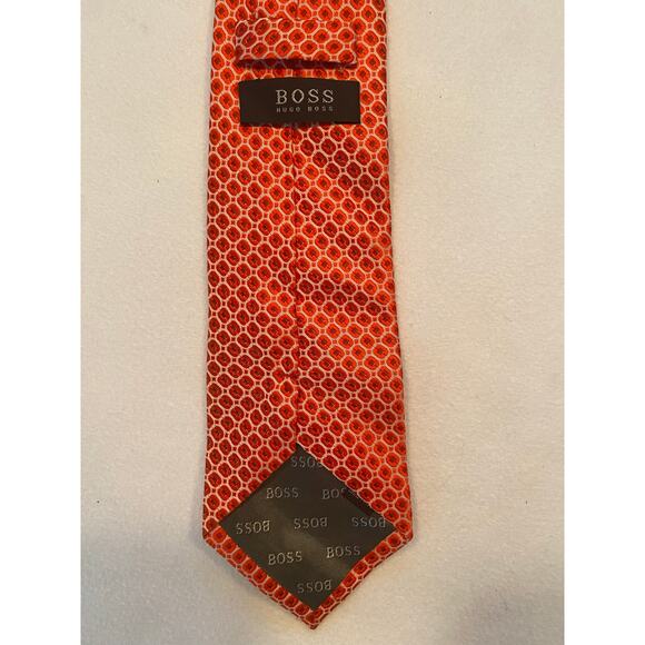 Hugo Boss 100% Silk Hand Made Men's Necktie Red Geometric Shape  ‼️MINT‼️ - Picture 4 of 4